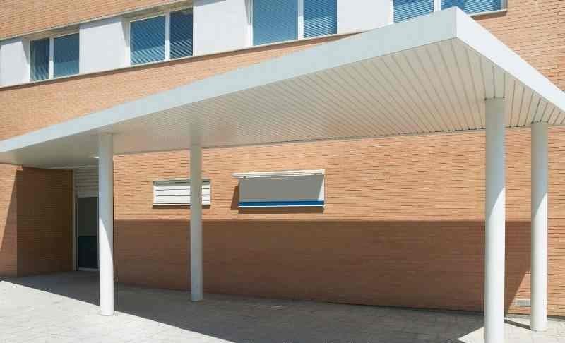 Terrassenüberdachung aus Metall mit Glasdach an einem Wohnhaus